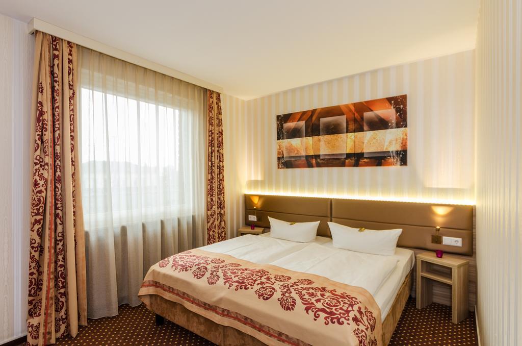 Hotel Alte Post Lehrte Exteriör bild