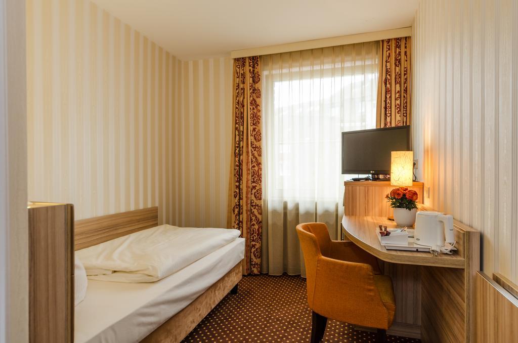 Hotel Alte Post Lehrte Exteriör bild