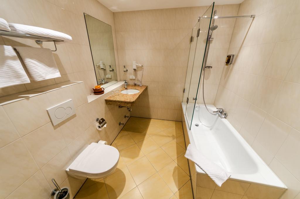 Hotel Alte Post Lehrte Exteriör bild